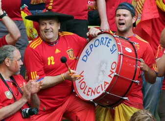 Manolo el del Bombo ist nach schwerer Krankheit im Alter von 76 Jahren gestorben. Er war der wohl berühmteste Fußballfan der Welt. Manolo el del Bombo ist nach schwerer Krankheit im Alter von 76 Jahren gestorben. Er war der wohl berühmteste Fußballfan der Welt.