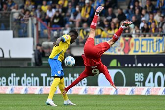 Düsseldorfs Giovanni Haag (r) mit einer akrobatischen Einlage gegen Braunschweig Richmond Tachie. Düsseldorfs Giovanni Haag (r) mit einer akrobatischen Einlage gegen Braunschweig Richmond Tachie.
