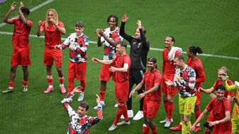 Thomas Müller (vorne) stimmte nach dem 3:3 in Leipzig die Welle mit den Fans an. Thomas Müller (vorne) stimmte nach dem 3:3 in Leipzig die Welle mit den Fans an.