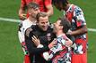 Harry Kane (l) freut sich mit Thomas Müller.