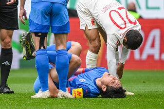 Das Aus für Shuto Machino: Der Kieler Angreifer liegt in Augsburg verletzt am Boden. Das Aus für Shuto Machino: Der Kieler Angreifer liegt in Augsburg verletzt am Boden.