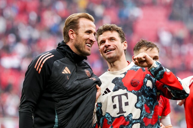 Harry Kane(l.) feiert seinen ersten Vereinstitel überhaupt.