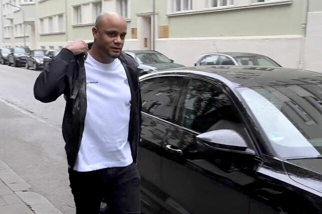 Trainer Vincent Kompany feiert in seiner ersten Bayern-Saison den Meistertitel.
