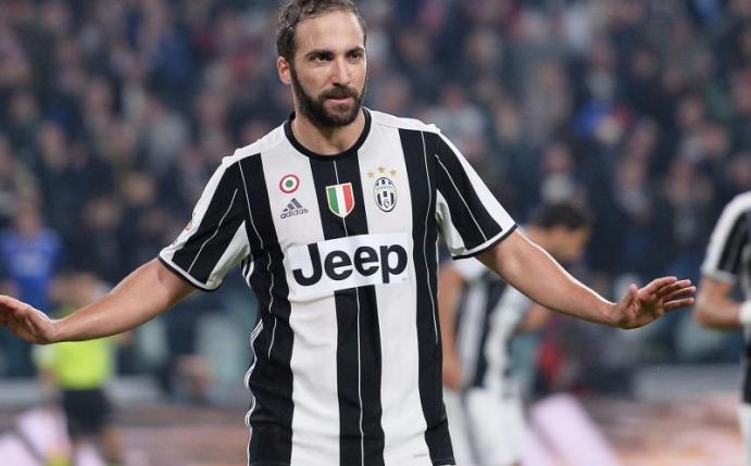 Gonzalo Higuaín fällt nach einem Schlag auf den Oberschenkel verletzt aus. Foto: Alessandro Di Marco