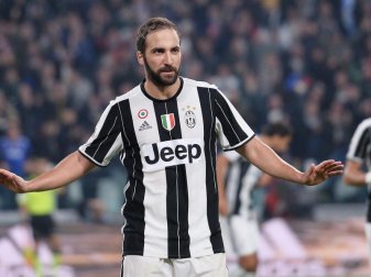 Gonzalo Higuaín fällt nach einem Schlag auf den Oberschenkel verletzt aus. Foto: Alessandro Di Marco Gonzalo Higuaín fällt nach einem Schlag auf den Oberschenkel verletzt aus. Foto: Alessandro Di Marco