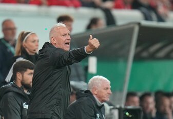 Offenbachs Trainer Christian Neidhart ist mehreren Medienberichten zufolge am Dienstag beim Training zusammengebrochen. Offenbachs Trainer Christian Neidhart ist mehreren Medienberichten zufolge am Dienstag beim Training zusammengebrochen.