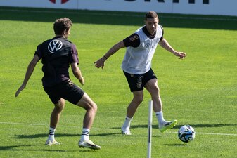 Robin Gosens (r.) würde gerne mit Thomas Müller zusammen im Club spielen. Robin Gosens (r.) würde gerne mit Thomas Müller zusammen im Club spielen.