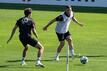 Robin Gosens (r.) würde gerne mit Thomas Müller zusammen im Club spielen.
