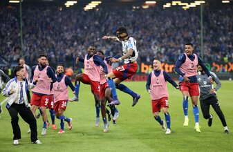 Hamburgs Davie Selke (M) jubelt über sein Tor zum 3:1. Hamburgs Davie Selke (M) jubelt über sein Tor zum 3:1.