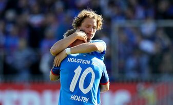 Kiels Lewis Holtby (vorne) wird nach dem Abstieg von Teamkollege Fiete Arp getröstet.