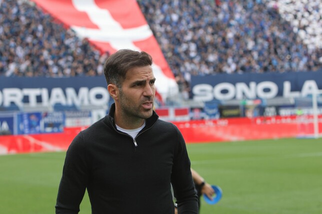 Como-Trainer Cesc Fàbregas ist ein Trainer-Kandidat in der Bundesliga. 