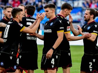 Absteiger Regensburg verabschiedet sich als Tabellenletzter Absteiger Regensburg verabschiedet sich als Tabellenletzter