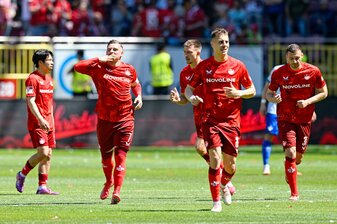 Torschütze Marlon Ritter (2.v.l.) darf mit dem 1. FC Kaiserslautern weiter auf den Relegationsplatz hoffen. Torschütze Marlon Ritter (2.v.l.) darf mit dem 1. FC Kaiserslautern weiter auf den Relegationsplatz hoffen.