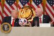 FIFA-Chef Infantino zelebriert die Nähe zu US-Präsident Trump. 