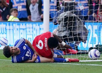 Schmerzhaft: Forest-Stürmer Awoniyi (r) kollidiert im Spiel gegen Leicester City mit dem Pfosten. Schmerzhaft: Forest-Stürmer Awoniyi (r) kollidiert im Spiel gegen Leicester City mit dem Pfosten.