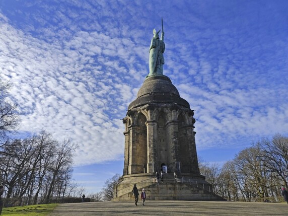 Pokal-Fieber: Hermannsdenkmal erhält Bielefelder XXL-Trikot