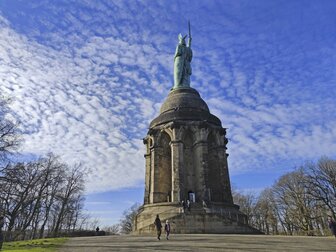 Pokal-Fieber: Hermannsdenkmal erhält Bielefelder XXL-Trikot Pokal-Fieber: Hermannsdenkmal erhält Bielefelder XXL-Trikot