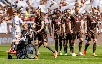 So wie der Fan hier können Rollstuhlfahrer Fußballspiele in der Bundesliga nicht immer genießen. Viele erhalten erst gar keinen Zugang. So wie der Fan hier können Rollstuhlfahrer Fußballspiele in der Bundesliga nicht immer genießen. Viele erhalten erst gar keinen Zugang.