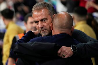 Hansi Flick feiert seinen ersten Meistertitel als Trainer im Ausland. Hansi Flick feiert seinen ersten Meistertitel als Trainer im Ausland.