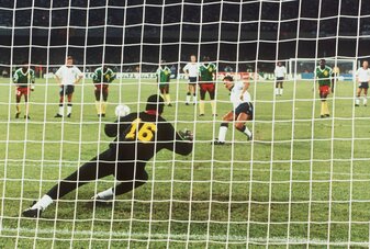 Ein legendäres WM-Spiel: 1990 scheitert Kamerun im Viertelfinale nach Verlängerung an England. Ein legendäres WM-Spiel: 1990 scheitert Kamerun im Viertelfinale nach Verlängerung an England.
