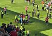 Jack MacKenzie von Aberdeen wird auf dem Spielfeld behandelt, nachdem er von einem Gegenstand getroffen wurde.