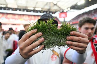 Mit teils humorvoll formulierten Anzeigen versuchen Fans, ein Stück Vereinsgeschichte gewinnbringend zu verkaufen. Mit teils humorvoll formulierten Anzeigen versuchen Fans, ein Stück Vereinsgeschichte gewinnbringend zu verkaufen.