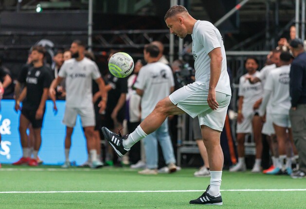 Lukas Podolski freut sich über den Aufstieg des 1. FC Köln