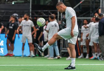 Lukas Podolski freut sich über den Aufstieg des 1. FC Köln Lukas Podolski freut sich über den Aufstieg des 1. FC Köln