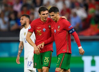 Joao Palhinha und Cristiano Ronaldo (r) werden mit Portugal gegen Deutschland spielen. Joao Palhinha und Cristiano Ronaldo (r) werden mit Portugal gegen Deutschland spielen.