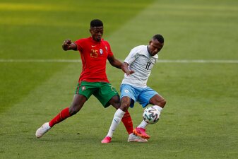 Der israelische Nationalspieler Gadi Kinda (r), hier im Zweikampf mit Portugals Nuno Mendes, ist gestorben. Der israelische Nationalspieler Gadi Kinda (r), hier im Zweikampf mit Portugals Nuno Mendes, ist gestorben.