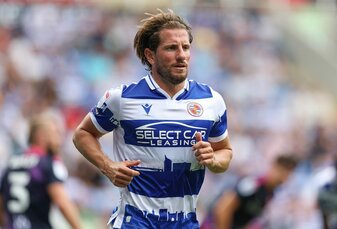 Sam Hutchinson erlitt einen Herzinfarkt - während des Spiels. Sam Hutchinson erlitt einen Herzinfarkt - während des Spiels.
