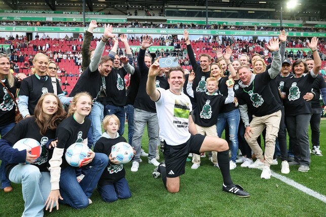 Felix Brych (m) erlebte einen emotionalen Abschied aus der Fußball-Bundesliga.