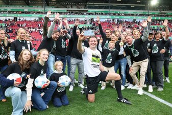 Felix Brych (m) erlebte einen emotionalen Abschied aus der Fußball-Bundesliga. Felix Brych (m) erlebte einen emotionalen Abschied aus der Fußball-Bundesliga.