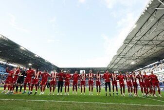 DUISBURG, GERMANY - OCTOBER 28: The team of Essen celebrates the 2-1 victory after dthe 3. Liga match between MSV Duisburg and Rot-Weiss Essen at Schauinsland-Reisen-Arena on October 28, 2023 in Duisb DUISBURG, GERMANY - OCTOBER 28: The team of Essen celebrates the 2-1 victory after dthe 3. Liga match between MSV Duisburg and Rot-Weiss Essen at Schauinsland-Reisen-Arena on October 28, 2023 in Duisb