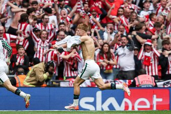 Trikot runter: Tom Watson jubelt über seinen Siegtreffer für Sunderland. Trikot runter: Tom Watson jubelt über seinen Siegtreffer für Sunderland.