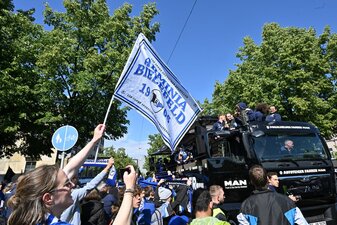 Jubel beim Empfang: Arminia Bielefeld tourt durch die Stadt. Jubel beim Empfang: Arminia Bielefeld tourt durch die Stadt.