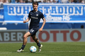 BOCHUM, GERMANY - APRIL 12: Tim Oermann of Bochum runs with the ball during the Bundesliga match between VfL Bochum 1848 and FC Augsburg at Vonovia Ruhrstadion on April 12, 2025 in Bochum, Germany. (P BOCHUM, GERMANY - APRIL 12: Tim Oermann of Bochum runs with the ball during the Bundesliga match between VfL Bochum 1848 and FC Augsburg at Vonovia Ruhrstadion on April 12, 2025 in Bochum, Germany. (P