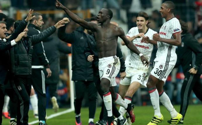 Vincent Aboubakar (M.) traf zum umjubelten 3:3-Ausgleich für Besiktas Istanbul. Foto: Sedat Suna