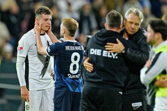 Erst Siegtorschütze, dann Tröster: Scienza muntert Asllani auf. Erst Siegtorschütze, dann Tröster: Scienza muntert Asllani auf.