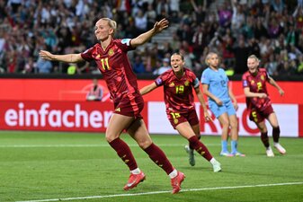 DFB-Torjägerin Lea Schüller lässt sich feiern DFB-Torjägerin Lea Schüller lässt sich feiern