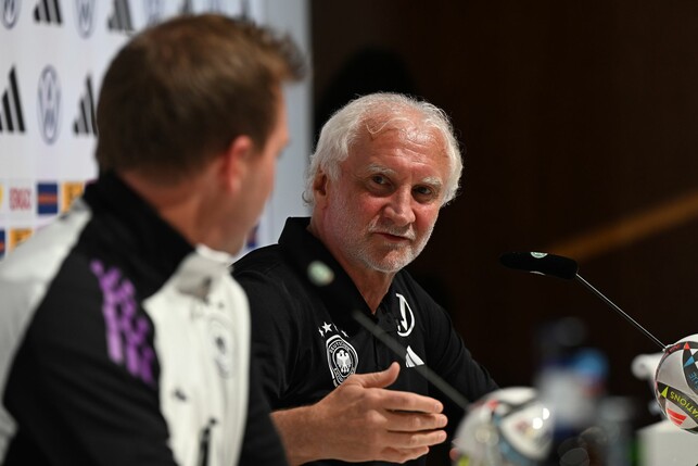 Homeground statt Allianz Arena: Bundestrainer Julian Nagelsmann (l) und Sportdirektor Rudi Völler schauen das Champions-League-Finale nicht vor Ort, sondern im Kreise der Nationalmannschaft.