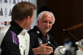 Homeground statt Allianz Arena: Bundestrainer Julian Nagelsmann (l) und Sportdirektor Rudi Völler schauen das Champions-League-Finale nicht vor Ort, sondern im Kreise der Nationalmannschaft. Homeground statt Allianz Arena: Bundestrainer Julian Nagelsmann (l) und Sportdirektor Rudi Völler schauen das Champions-League-Finale nicht vor Ort, sondern im Kreise der Nationalmannschaft.