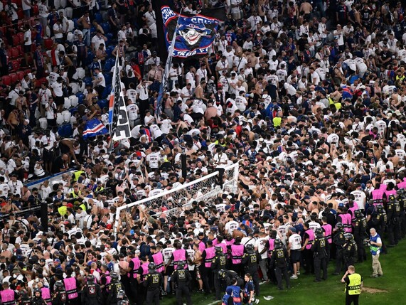 Platzsturm: PSG-Fans ramponieren Tor und Rasen