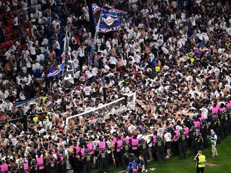 Platzsturm: PSG-Fans ramponieren Tor und Rasen Platzsturm: PSG-Fans ramponieren Tor und Rasen