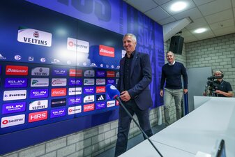 Frank Baumann hat offiziell auf Schalke angefangen. Frank Baumann hat offiziell auf Schalke angefangen.