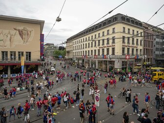 Fan bei Unfall schwer verletzt: FC Basel sagt Feier ab Fan bei Unfall schwer verletzt: FC Basel sagt Feier ab