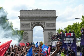 Nach der Siegesfeier des PSG in Paris kommt es erneut zu Ausschreitungen. Nach der Siegesfeier des PSG in Paris kommt es erneut zu Ausschreitungen.