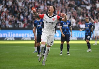 Robin Koch soll seinen Vertrag bei Eintracht Frankfurt laut einem Medienbericht bis 2030 verlängern. Robin Koch soll seinen Vertrag bei Eintracht Frankfurt laut einem Medienbericht bis 2030 verlängern.