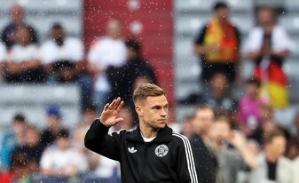 Kapitän Joshua Kimmich winkt nach der Ankunft im Münchner Stadion den Fans zu. Kapitän Joshua Kimmich winkt nach der Ankunft im Münchner Stadion den Fans zu.