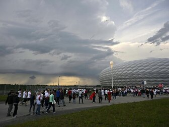 Hagelschauer in München: Torhüter unterbrechen Aufwärmen Hagelschauer in München: Torhüter unterbrechen Aufwärmen